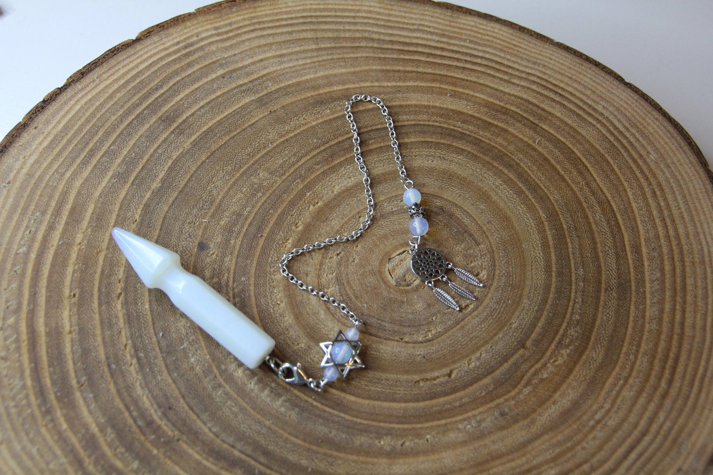 Heilsteinpendel aus Opalit mit Traumfängerverzierung - Flow of Passion