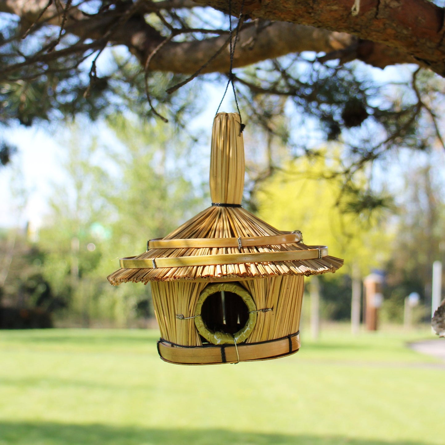 Kleine Vögelhäuschen aus Seegras & Bambus, Natürliche Vogelbox / Vogelhaus für Garten und Terrasse - Flow of PassionVogelhaus