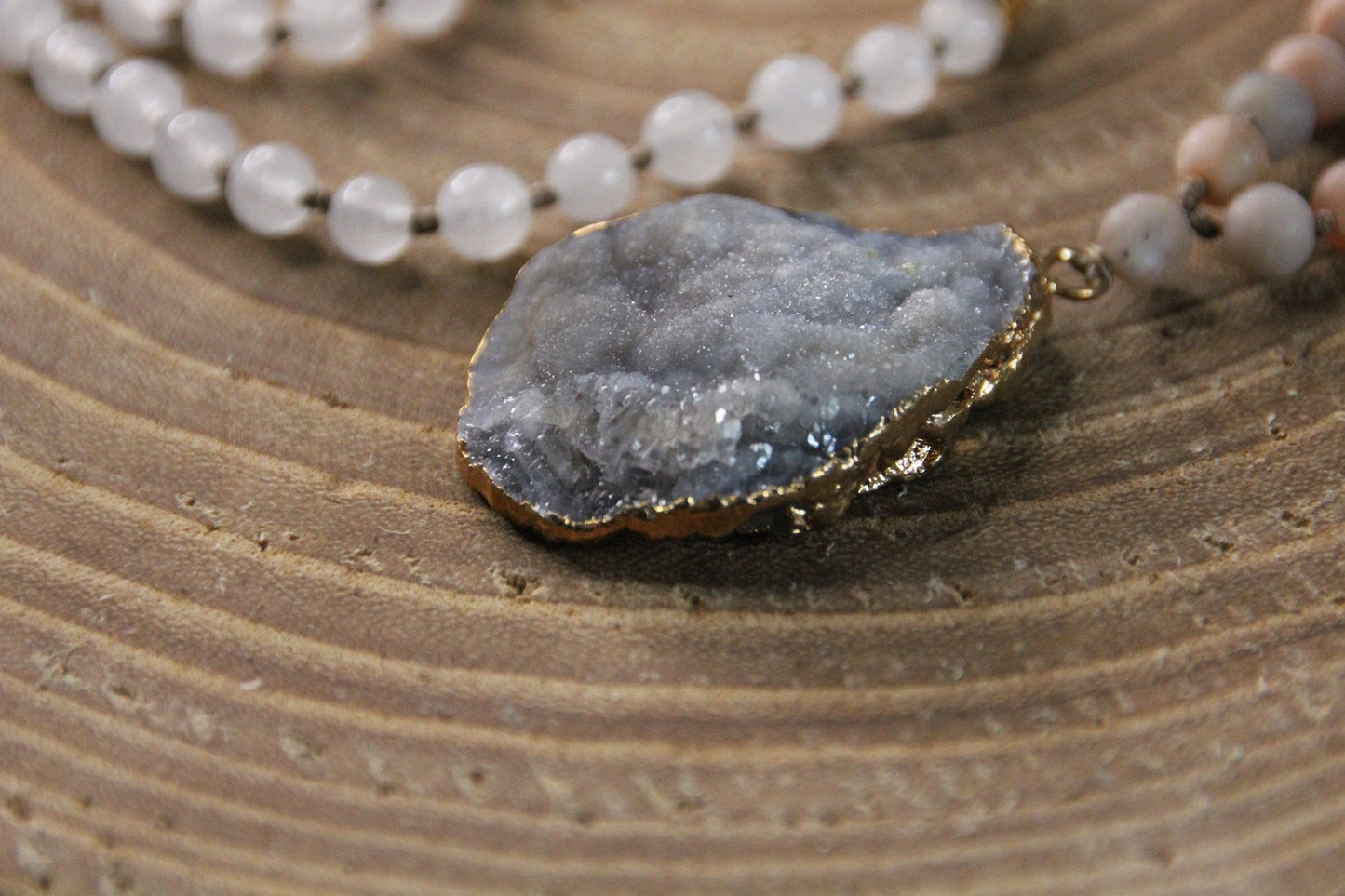 Malakette aus Sonnenstein, weißer Jade und Achat - Flow of Passion