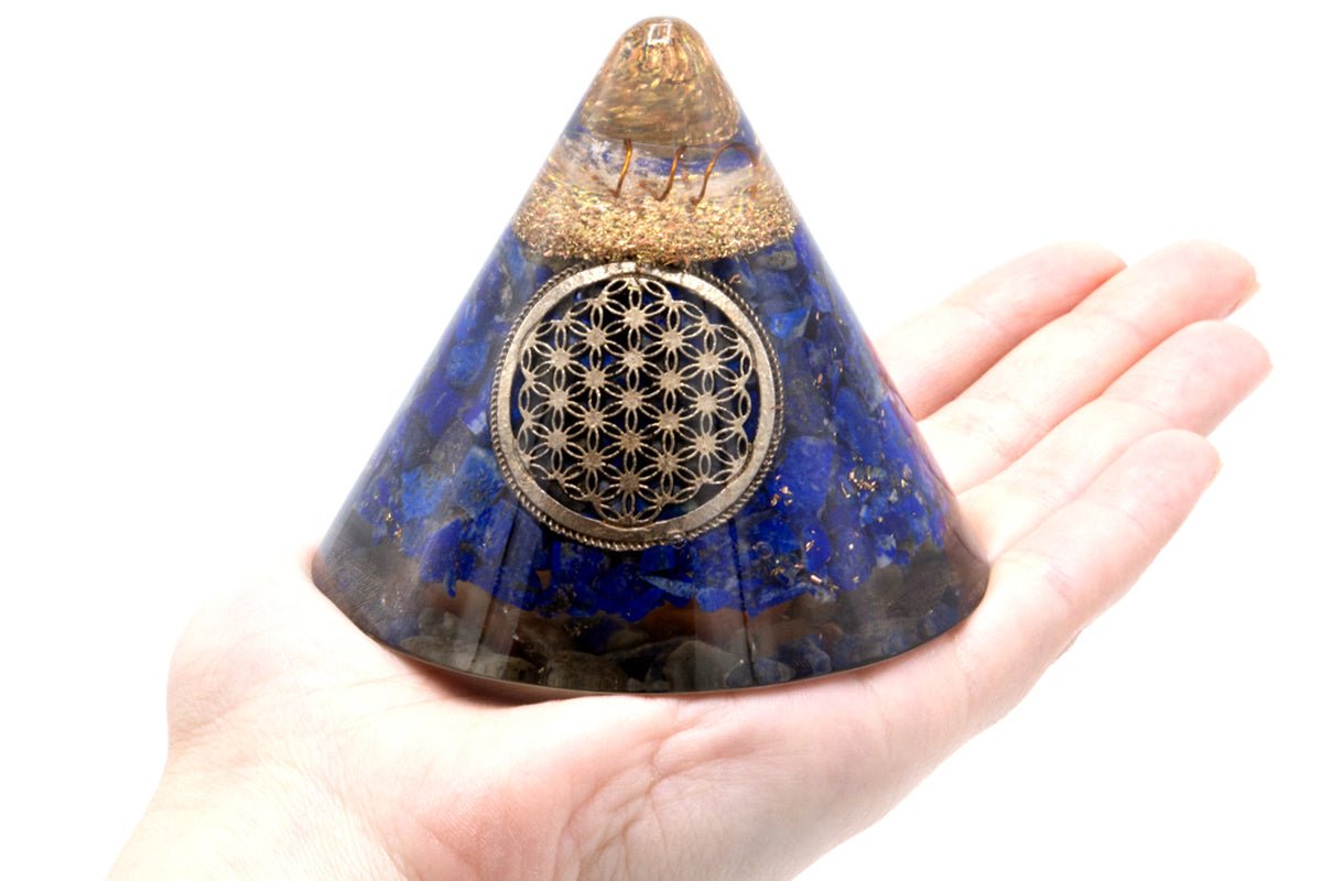 Orgonit - Kegel mit Lapislazuli, „Blume des Lebens“ & schwebendem Bergkristall – Handgefertigt (9 cm) - Flow of PassionOrgonit