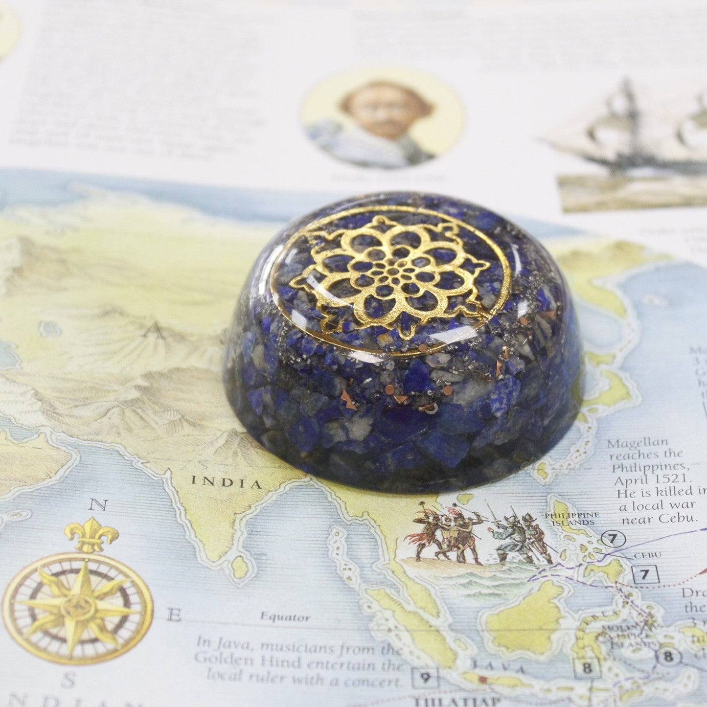 Orgonit - Power - Dome mit Lapislazuli – Handgefertigt 6,5cm perfekt für Router und Schreibtisch - Flow of PassionOrgonit