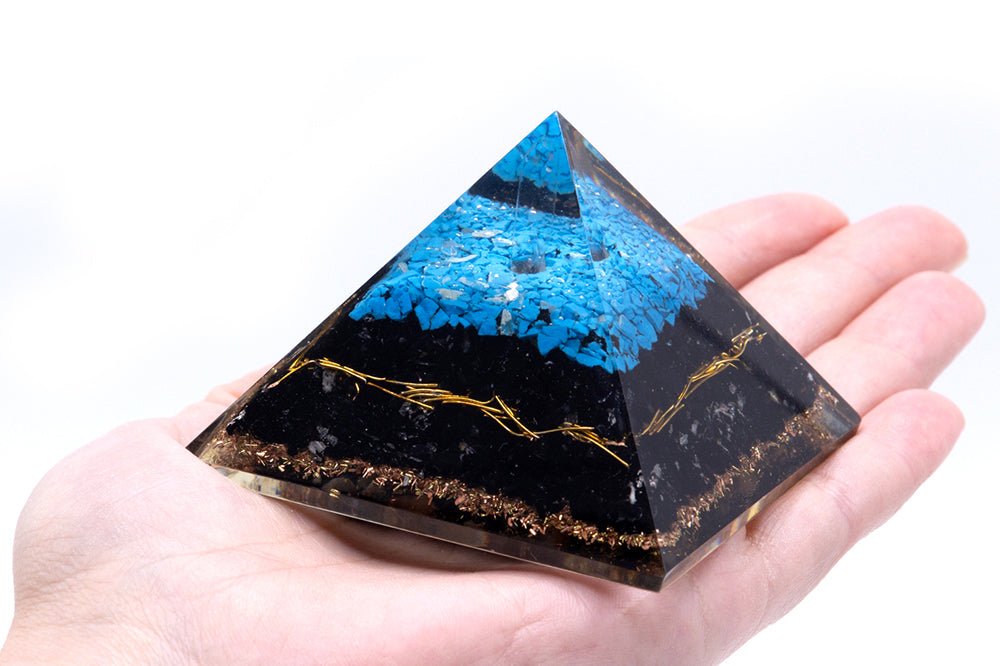 Orgonit - Pyramide mit Türkis & Schwarzem Turmalin, Kupfer und Messing Handgefertigt 7cm - Flow of PassionOrgonit