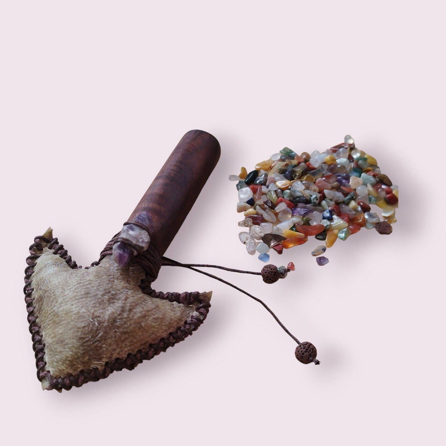 Schamanische Rassel mit Edelsteinfüllung aus Nussbaum und Ziege - Flow of Passion