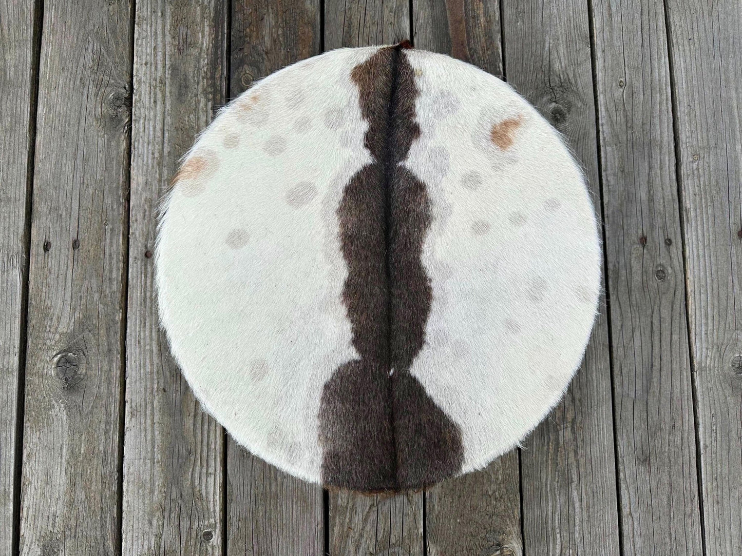 Stimmbare Schamanische Trommel „Rotkehlchenwächter“ – aus Ziege, mit 40 cm Buchenholzrahmen, Tigeraugen - Perlen & Griff aus Lindenholz - Flow of Passion
