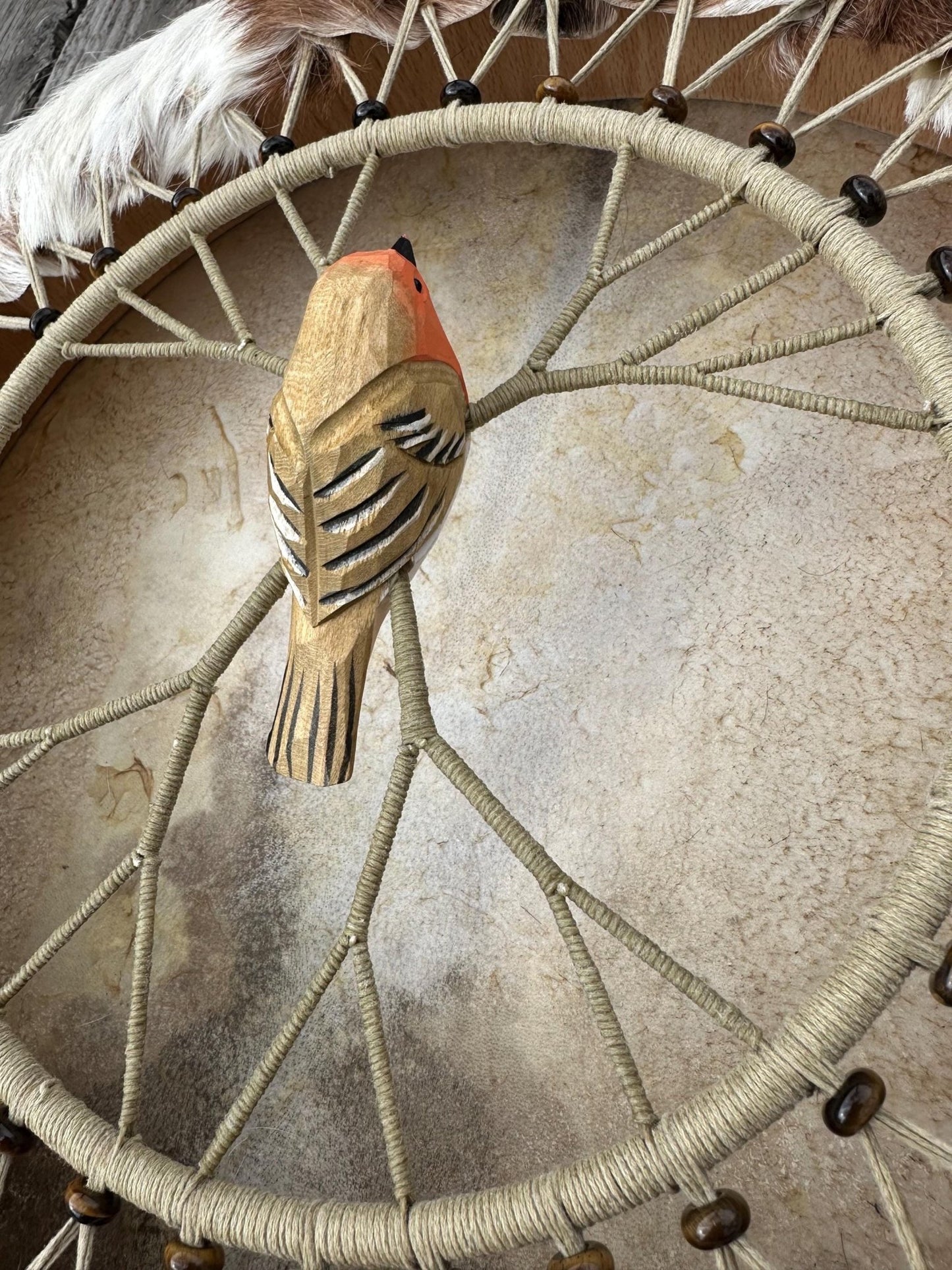 Stimmbare Schamanische Trommel „Rotkehlchenwächter“ – aus Ziege, mit 40 cm Buchenholzrahmen, Tigeraugen - Perlen & Griff aus Lindenholz - Flow of Passion