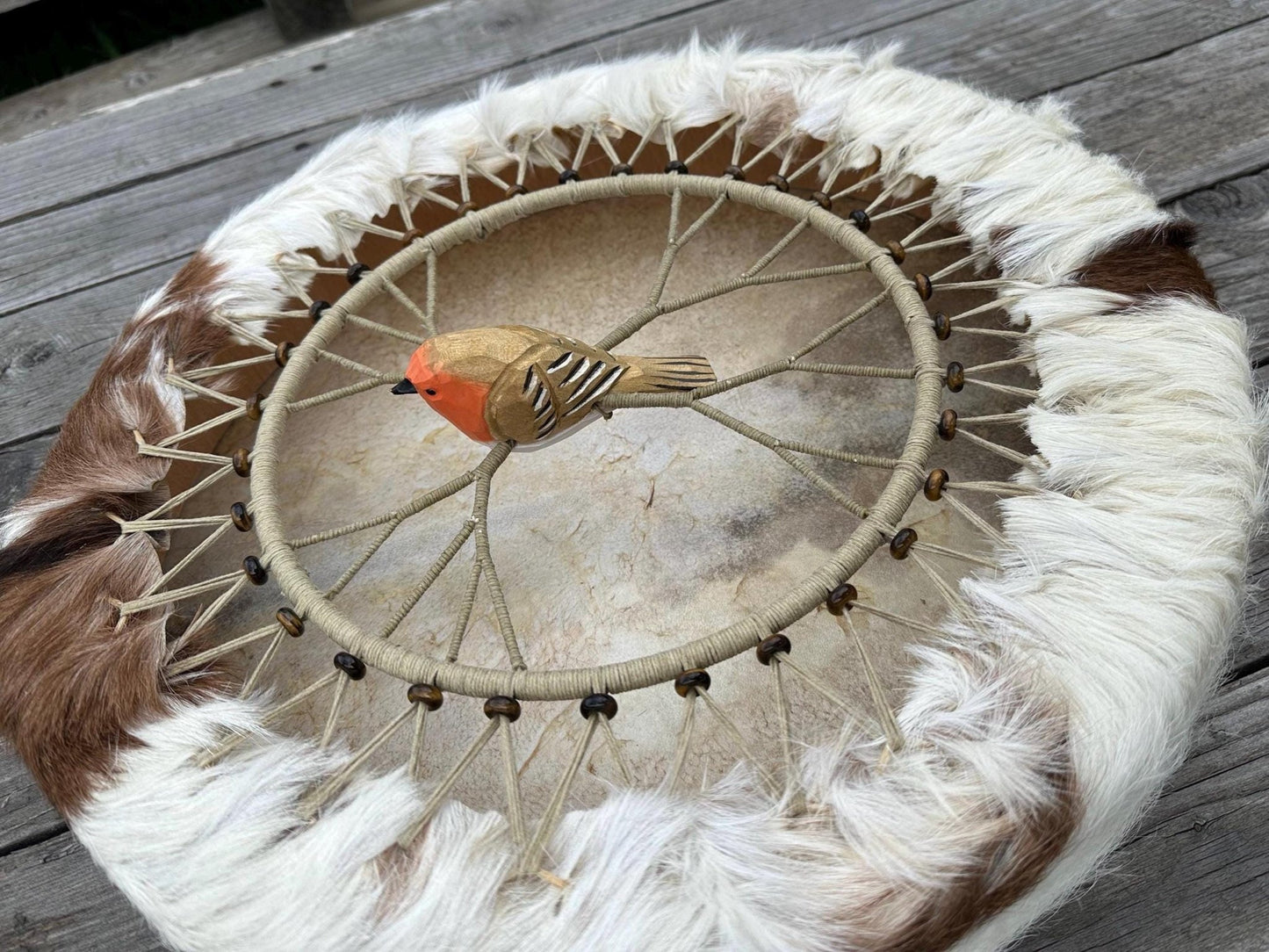 Stimmbare Schamanische Trommel „Rotkehlchenwächter“ – aus Ziege, mit 40 cm Buchenholzrahmen, Tigeraugen - Perlen & Griff aus Lindenholz - Flow of Passion