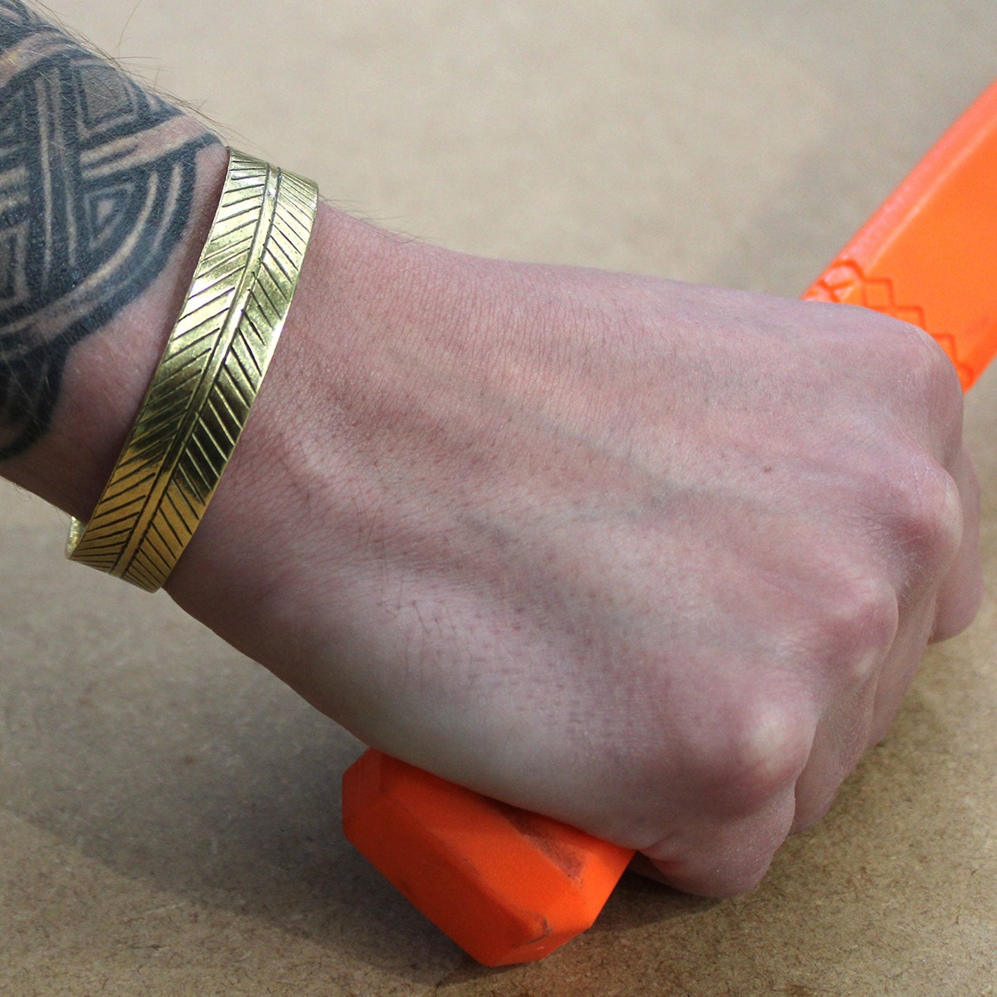 Tibetisches Armband aus massivem Messing – Tribal Leaf Design – Handgefertigt in Nepal - Flow of PassionArmreif