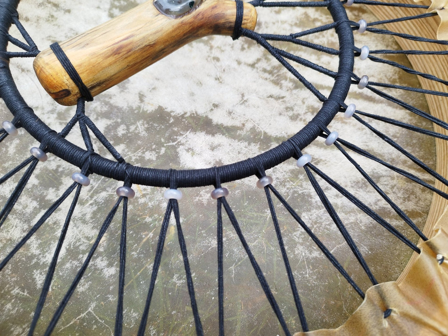 XL Stimmbare Schamanische Trommel mit Stimmperlen aus Achat, Rinderhaut und Esche 50cm - Flow of Passion