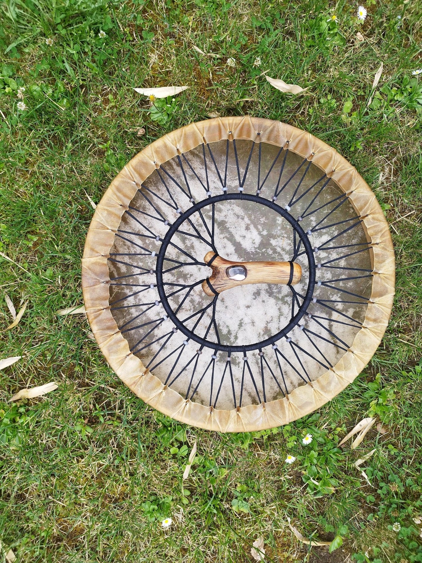 XL Stimmbare Schamanische Trommel mit Stimmperlen aus Achat, Rinderhaut und Esche 50cm - Flow of Passion