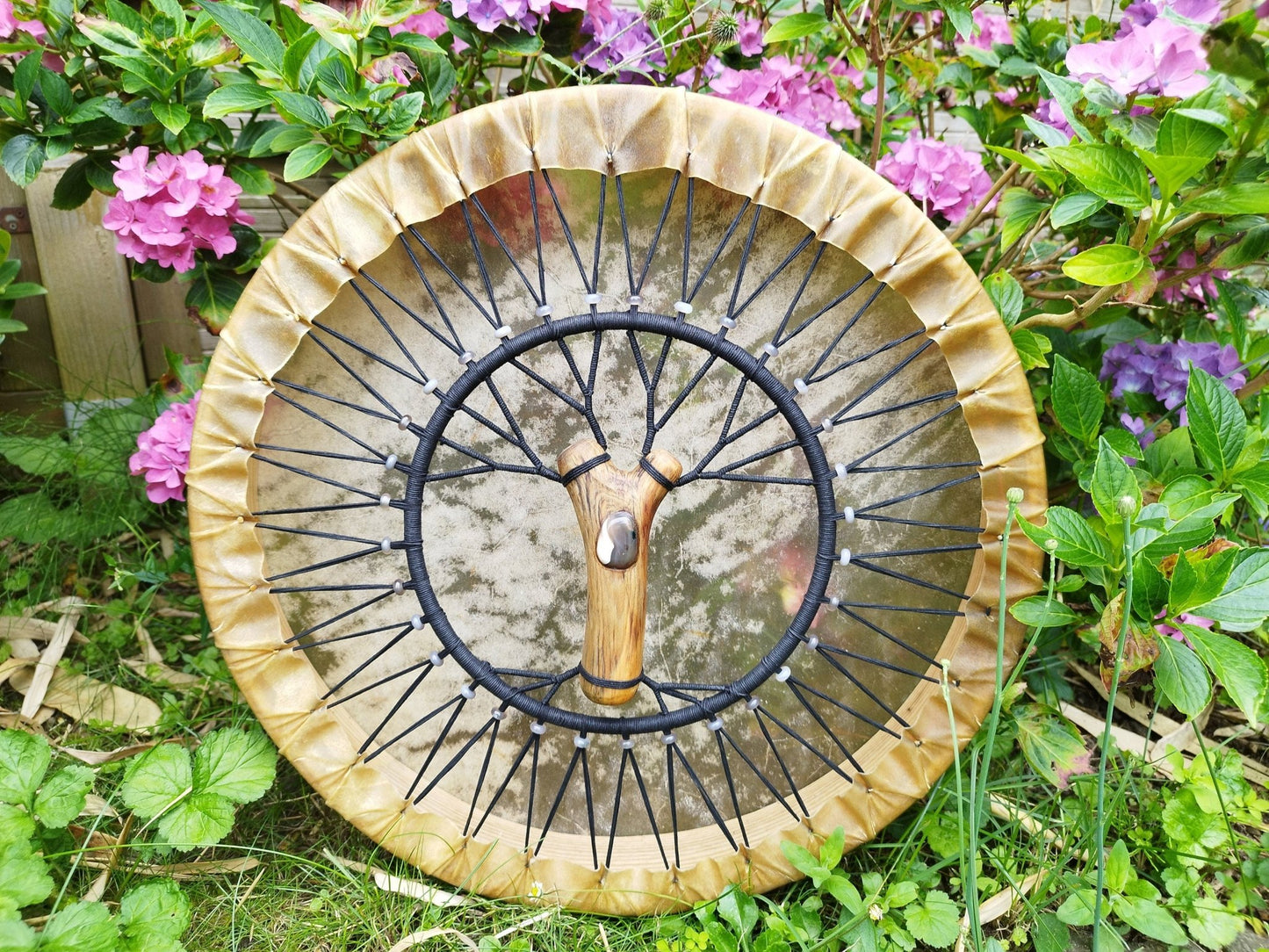 XL Stimmbare Schamanische Trommel mit Stimmperlen aus Achat, Rinderhaut und Esche 50cm - Flow of Passion