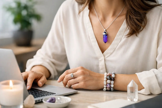 Energetischer Schmuck im Alltag tragen