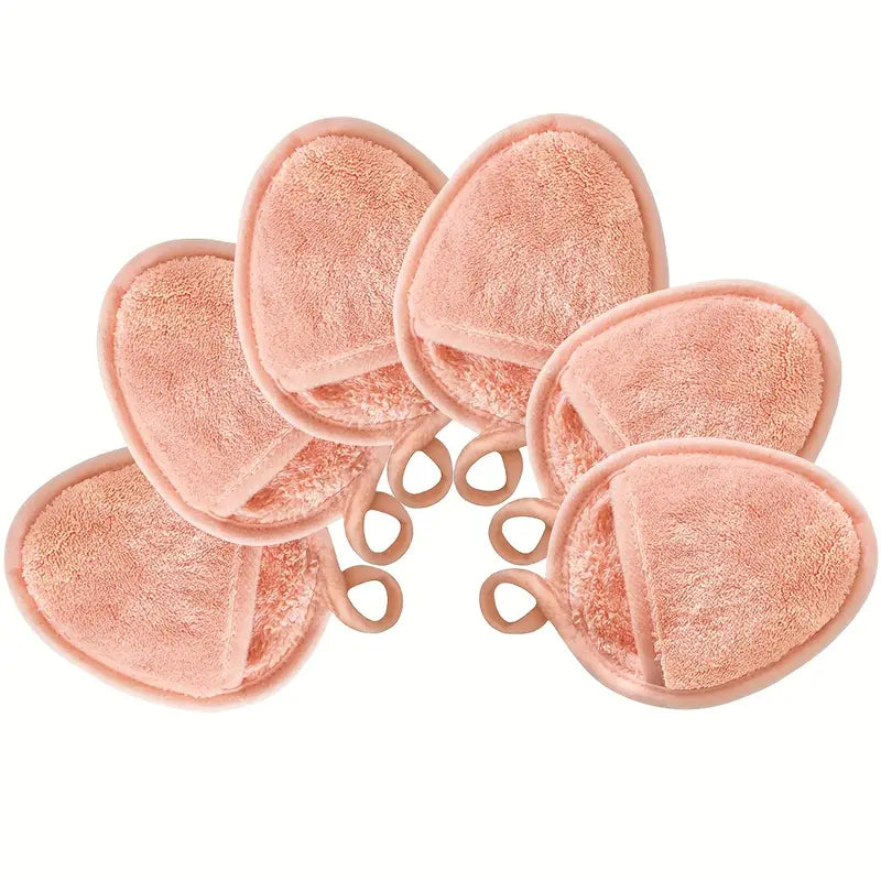 Sechs lachsfarbene, tropfenförmige Abschminkpads aus weicher Mikrofaser mit praktischer Aufhängeschlaufe.