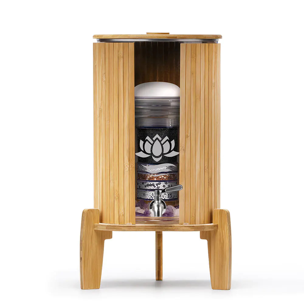 FG016_lotus-vita_fontana-8l-wasserspender-mit-filter_bambus-klarglas_seitliche-ansicht_mit-lichtschutz_web-1000x1000_jpg - Flow of Passion