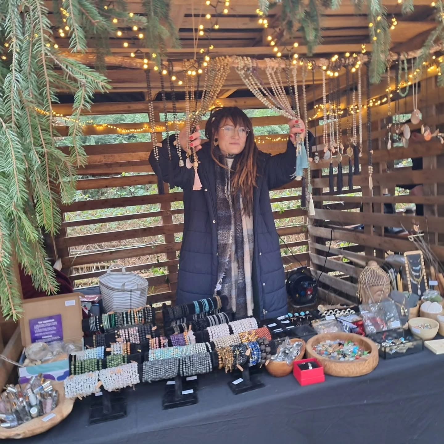 Denise Peters von Flow of Passion mit handgemachten Trommeln, Heilsteinschmuck, Ritualzubehör und spirituellen Geschenken – aufgenommen auf der Waldweihnacht in Stockstadt.