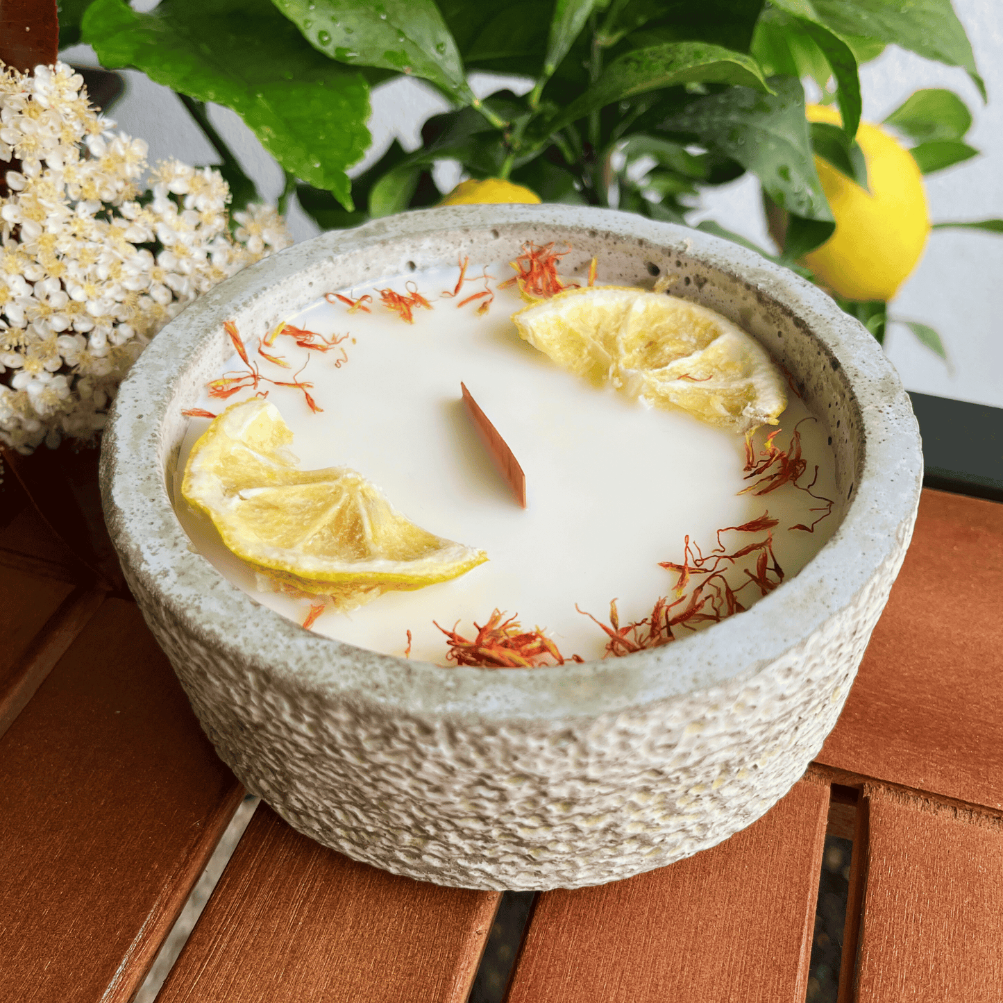 Limitierte_Einzelst_cke_Outdoor_Citronella-Betonkerze_Mugge_Schreck_Handgemachter_Insektenschutz_aus_dem_S_dschwarzwald_mit_Bl_tenverzierung - Flow of Passion