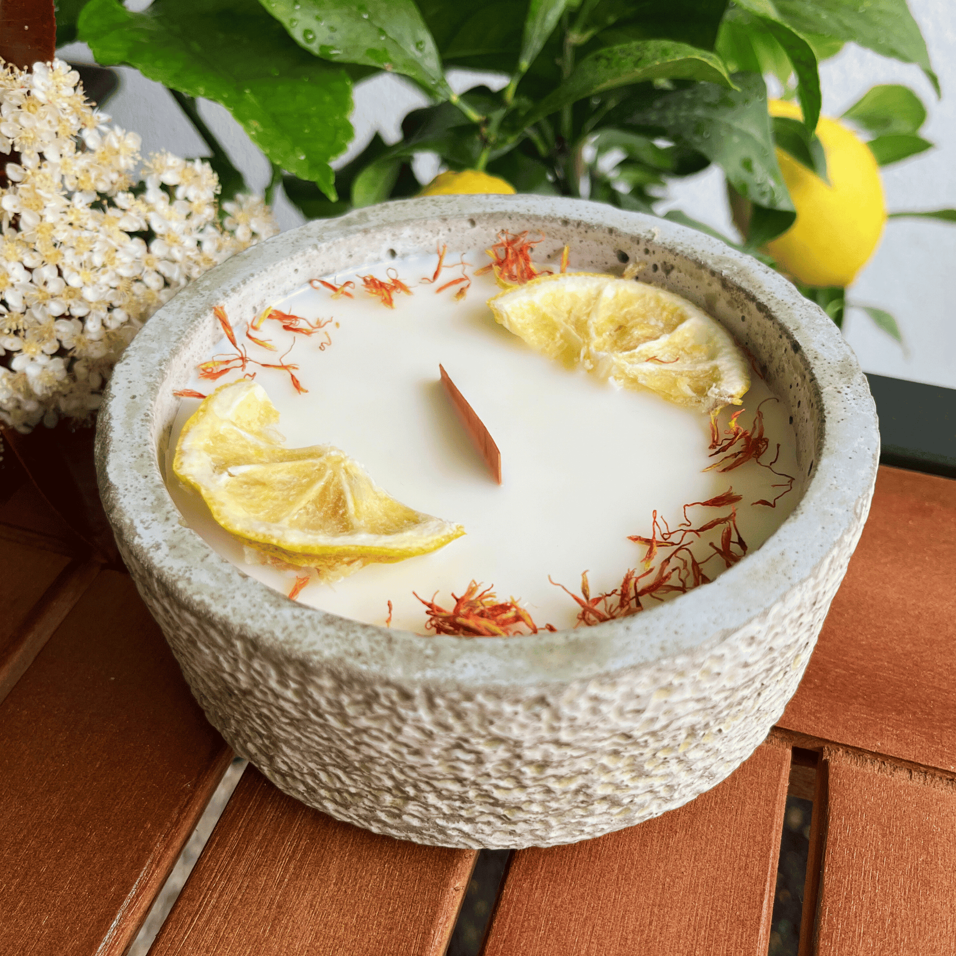 Limitierte_Einzelst_cke_Outdoor_Citronella-Betonkerze_Mugge_Schreck_Handgemachter_Insektenschutz_aus_dem_S_dschwarzwald_mit_Bl_tenverzierung - Flow of Passion