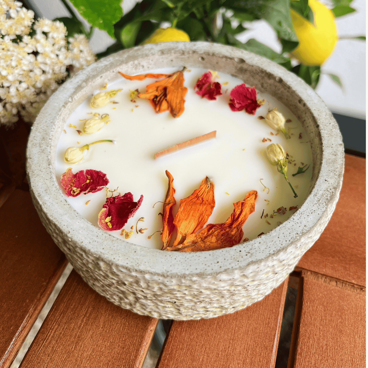 Limitierte_Einzelst_cke_Outdoor_Citronella-Betonkerze_Mugge_Schreck_Handgemachter_Insektenschutz_aus_dem_S_dschwarzwald_mit_Bl_tenverzierung1 - Flow of Passion