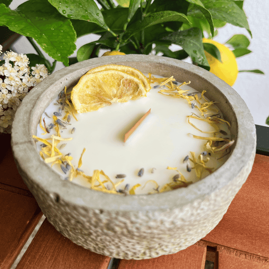 Limitierte_Einzelst_cke_Outdoor_Citronella-Betonkerze_Mugge_Schreck_Handgemachter_Insektenschutz_aus_dem_S_dschwarzwald_mit_Bl_tenverzierung2 - Flow of Passion