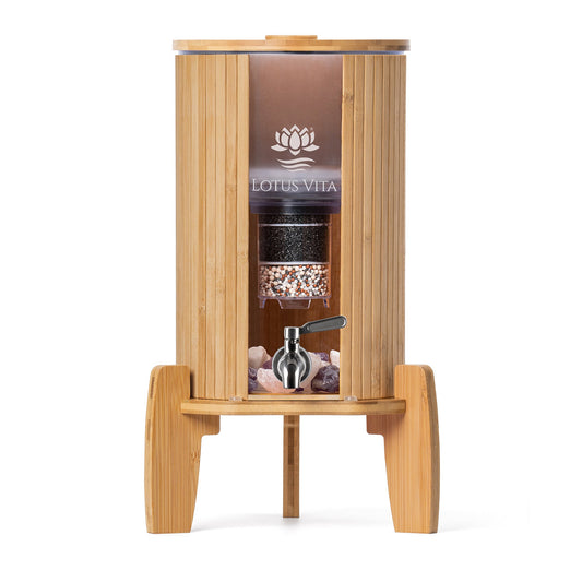 Lotus-Vita_KIARA_Glas-Wasserspender-Natura_4L_mit-Mantel - Flow of Passion