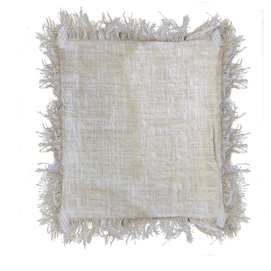 Ökologischer Leinen-Kissenbezug mit Fransen in Beige.