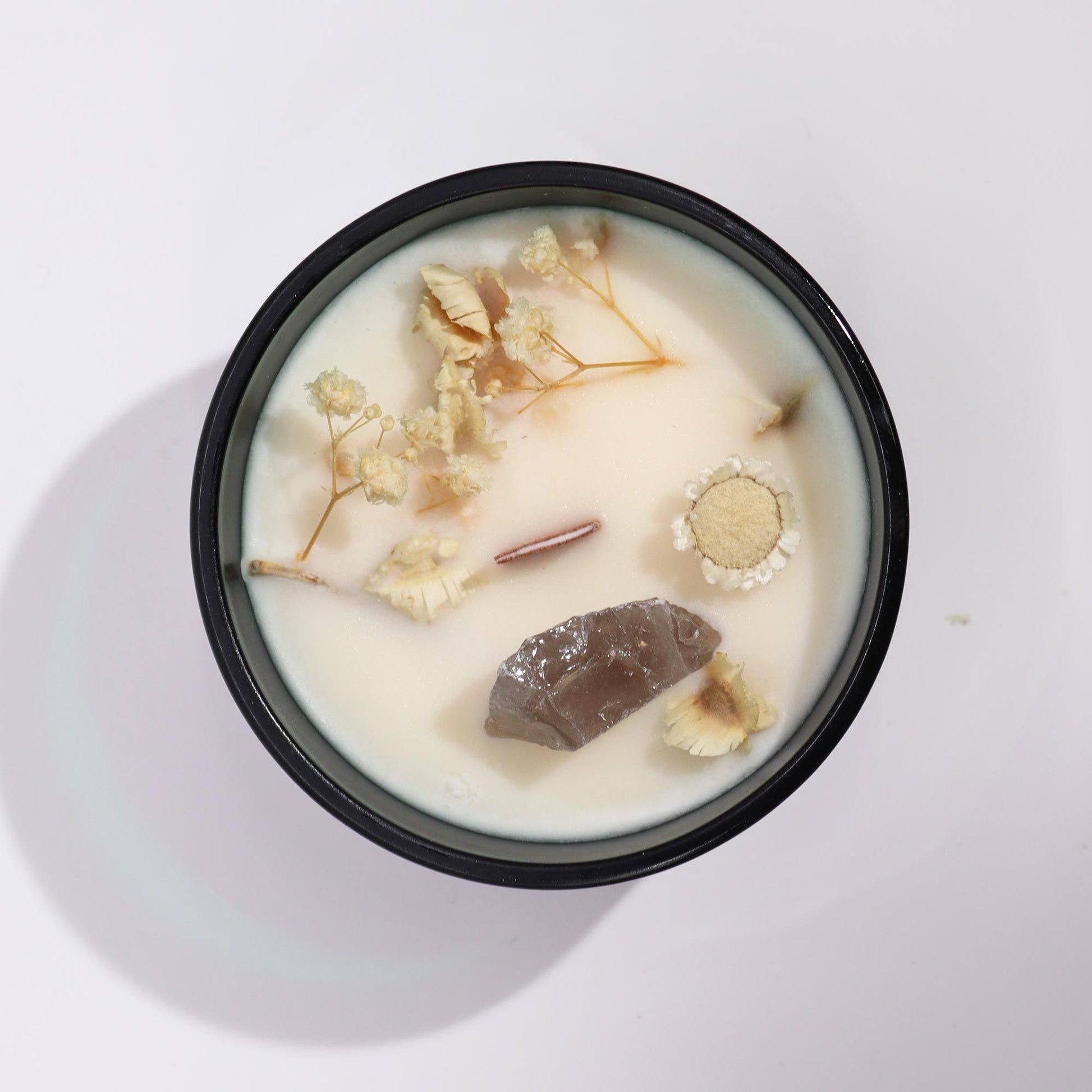 Kristallkerze aus Sojawachs mit Jasmin, Rauchquarz und Trockenblumen.