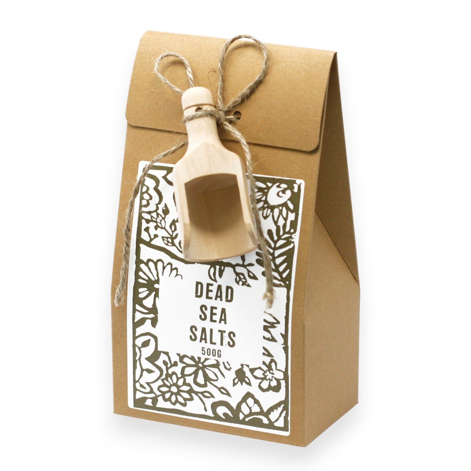 Braune Papiertüte mit Totes Meer Badesalz und Holzlöffel.