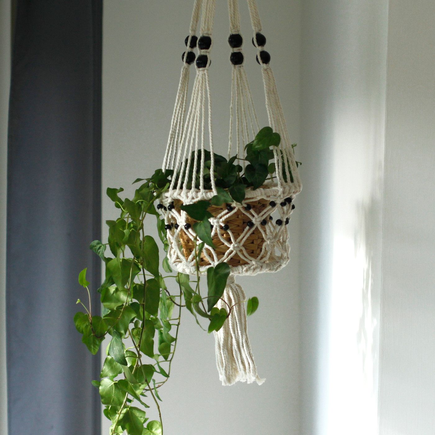 Großer Makramee Blumentopfhalter mit Holzperlen und grüner Pflanze