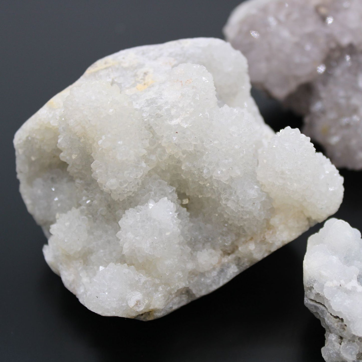 Naturbelassene Hexenfinger-Quarz Rohsteine mit fingerförmigen Kristallstrukturen.