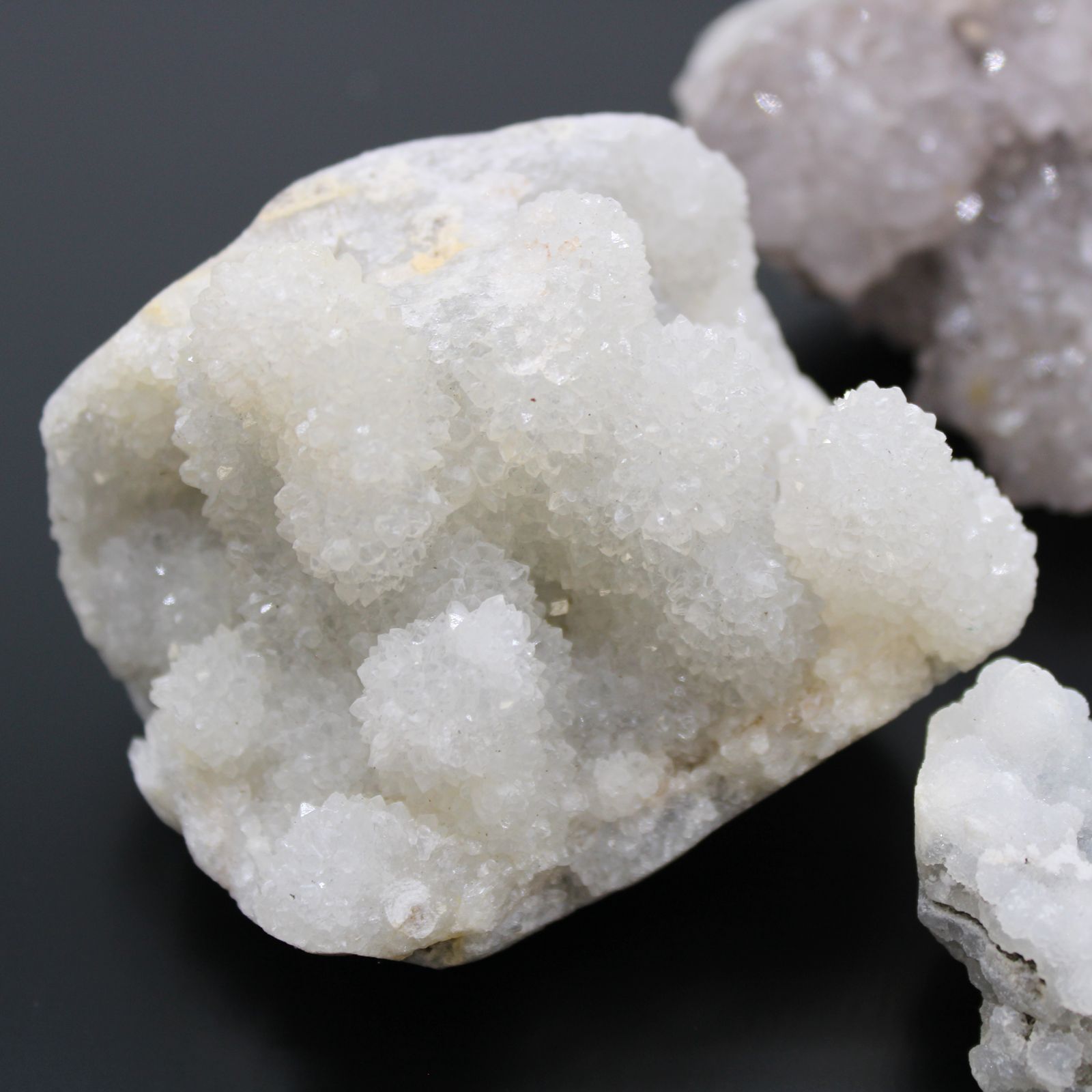 Naturbelassene Hexenfinger-Quarz Rohsteine mit fingerförmigen Kristallstrukturen.