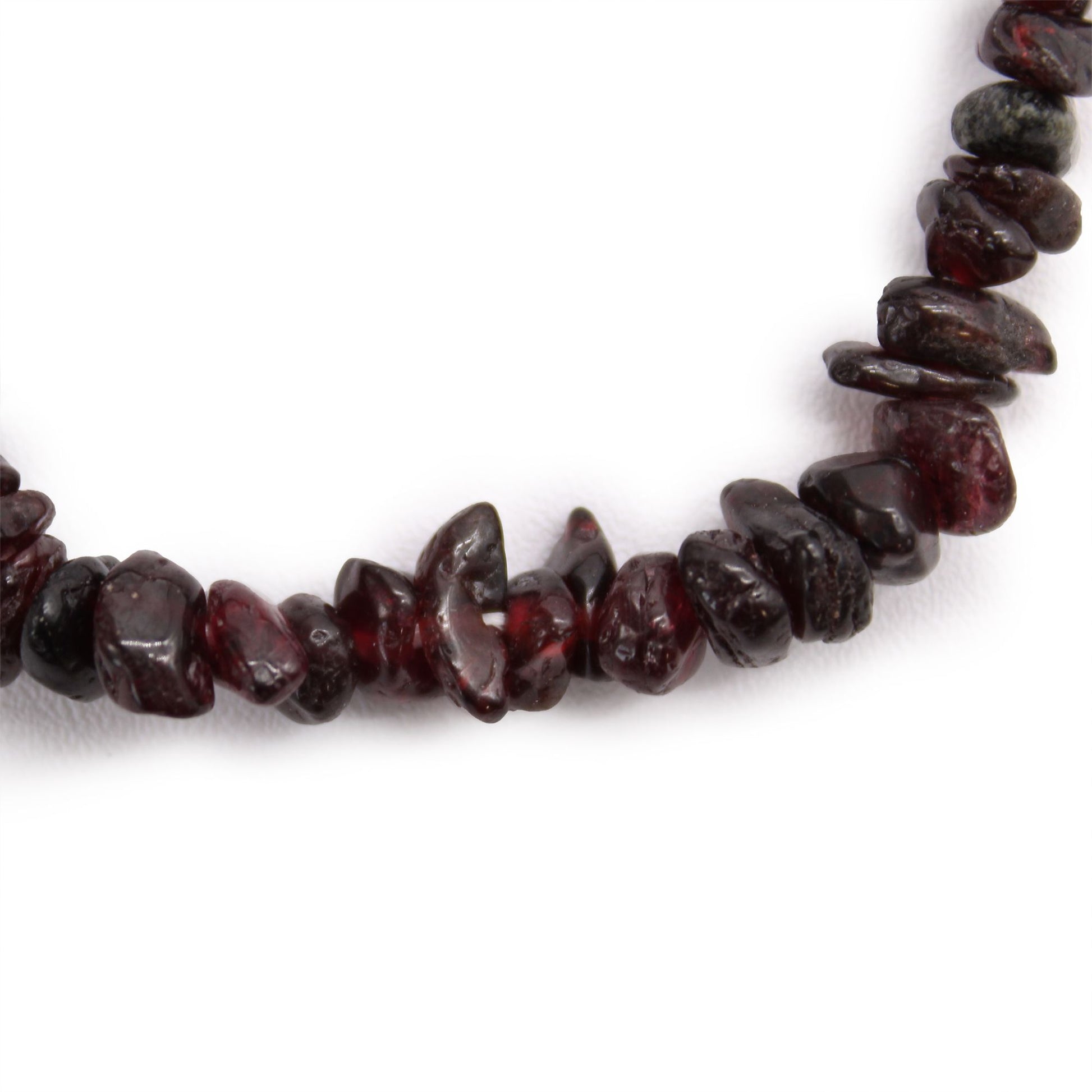 Armband aus natürlichen Granat-Splittern auf einer Dehnkordel.