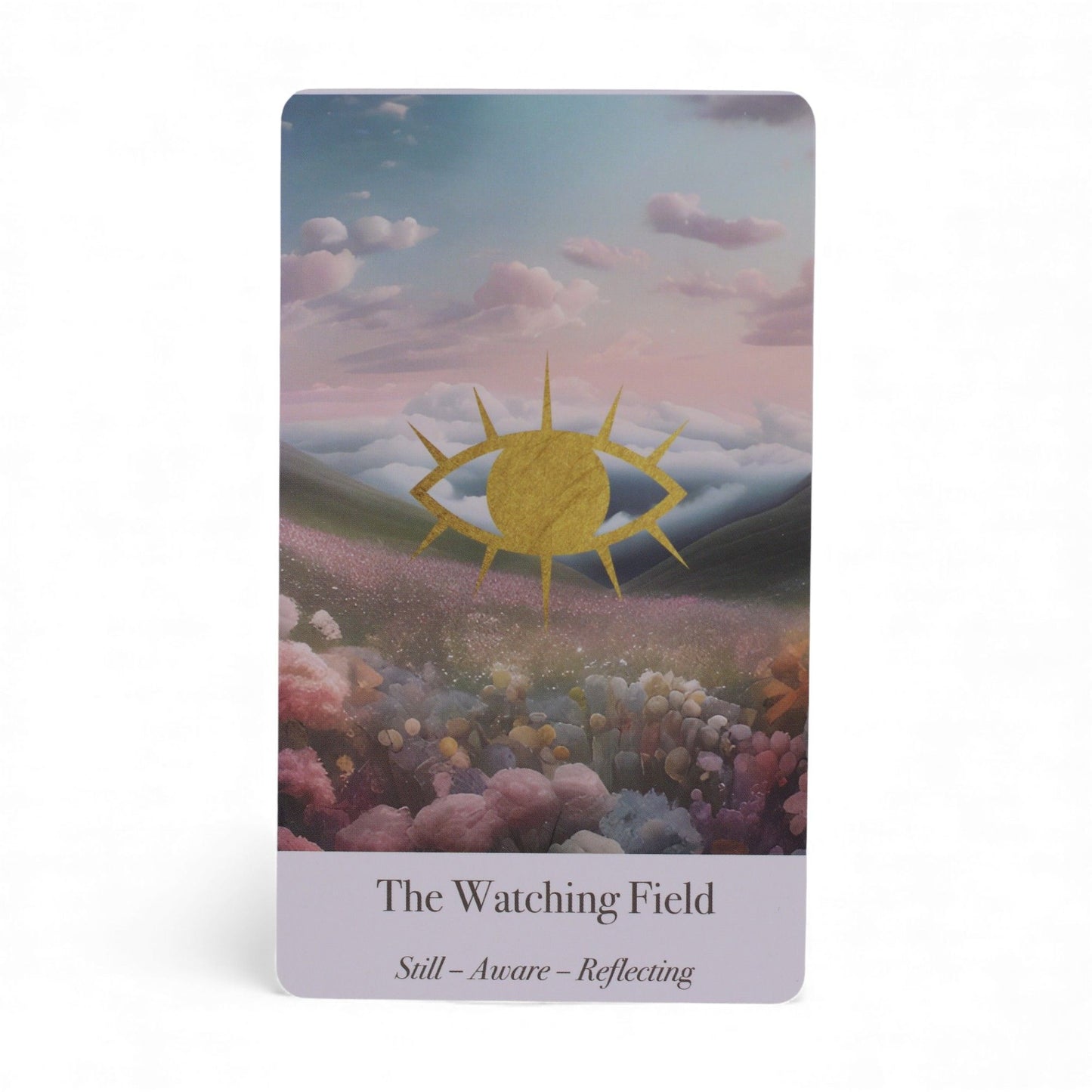Ein Orakelkartendeck mit dem Titel "The Watching Field" und den Stichwörtern "Still – Aware – Reflecting".