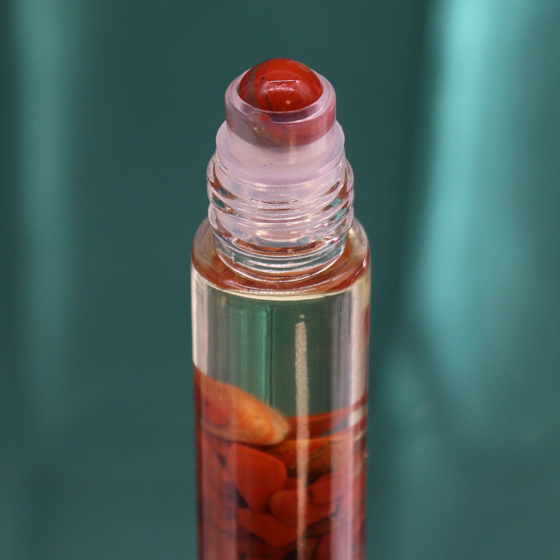 Roll-On Flasche mit rotem Jaspis und ätherischen Ölen.