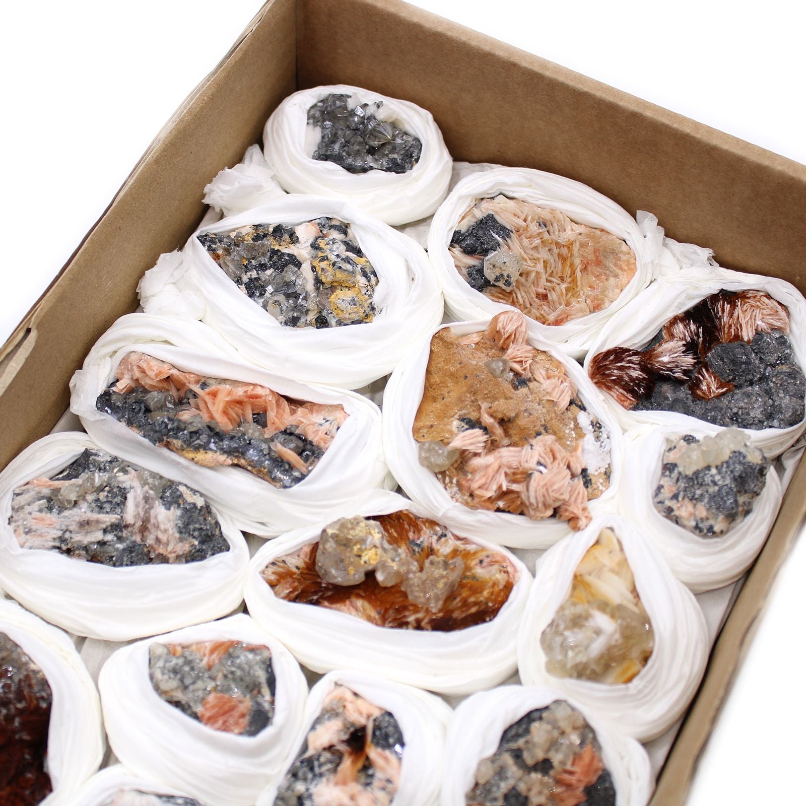 Eine Kiste mit etwa 60 rohen Barit-Sericit-Mineralien in verschiedenen Rottönen.