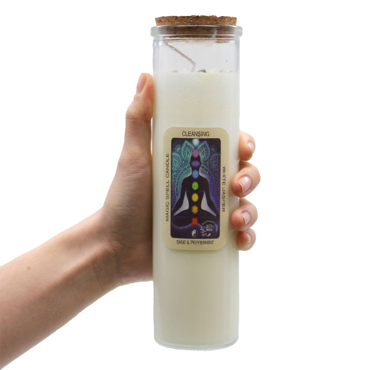 Eine Hand hält eine weiße Ritualkerze mit einem Etikett, das Chakren und die Aufschrift "Cleansing" zeigt.