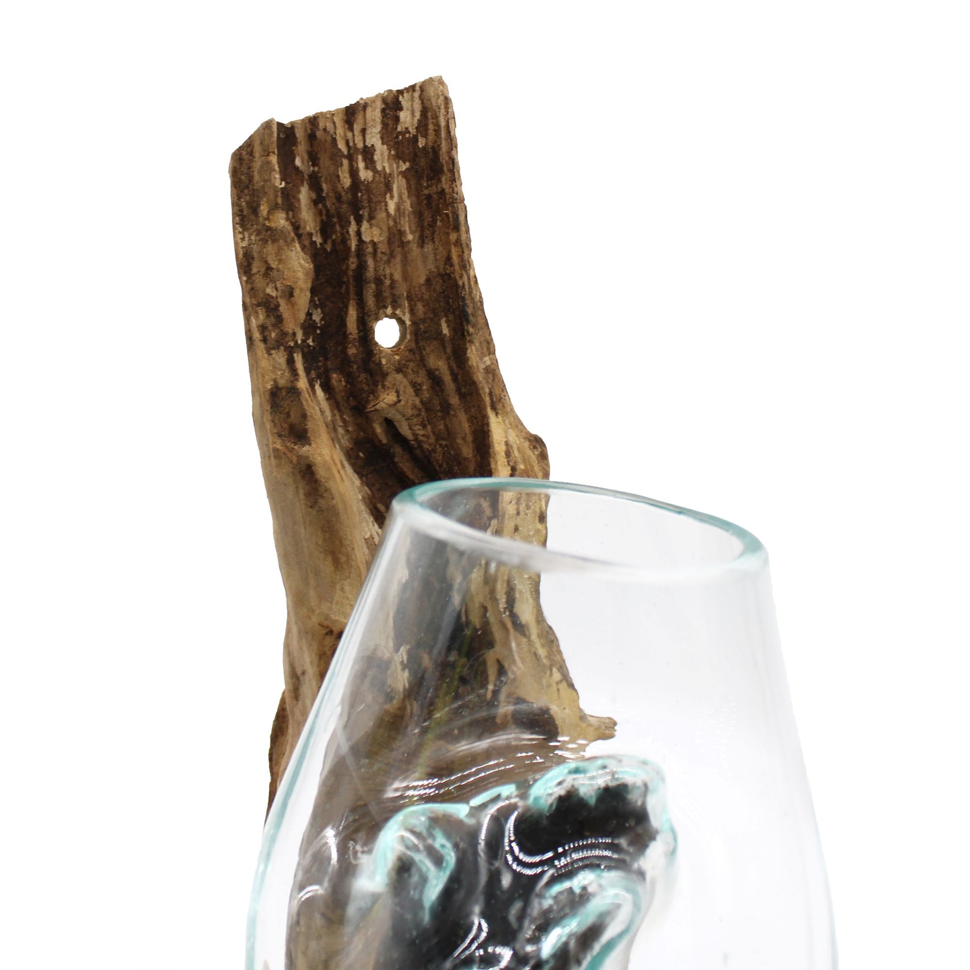 Mundgeblasene Glasschale auf Wurzelholz mit Loch im Holz.