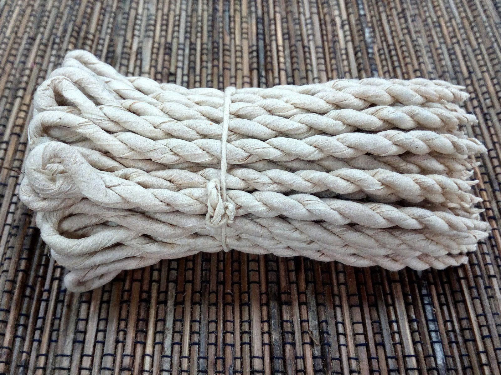 Räucherseile aus Sandelholz und Gewürzen, von Hand gerollt.