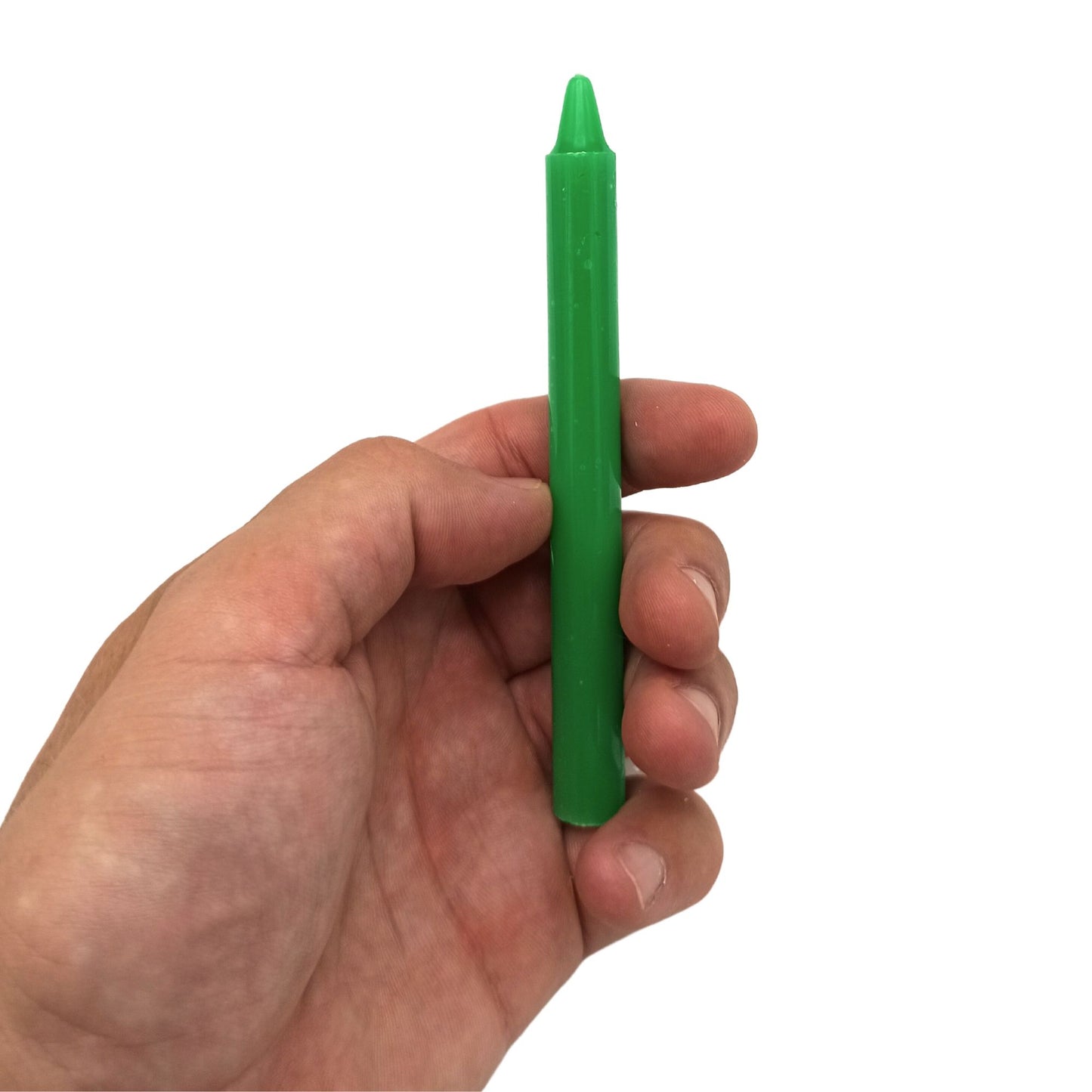 Grüne Manifestationskerze in einer Hand gehalten.