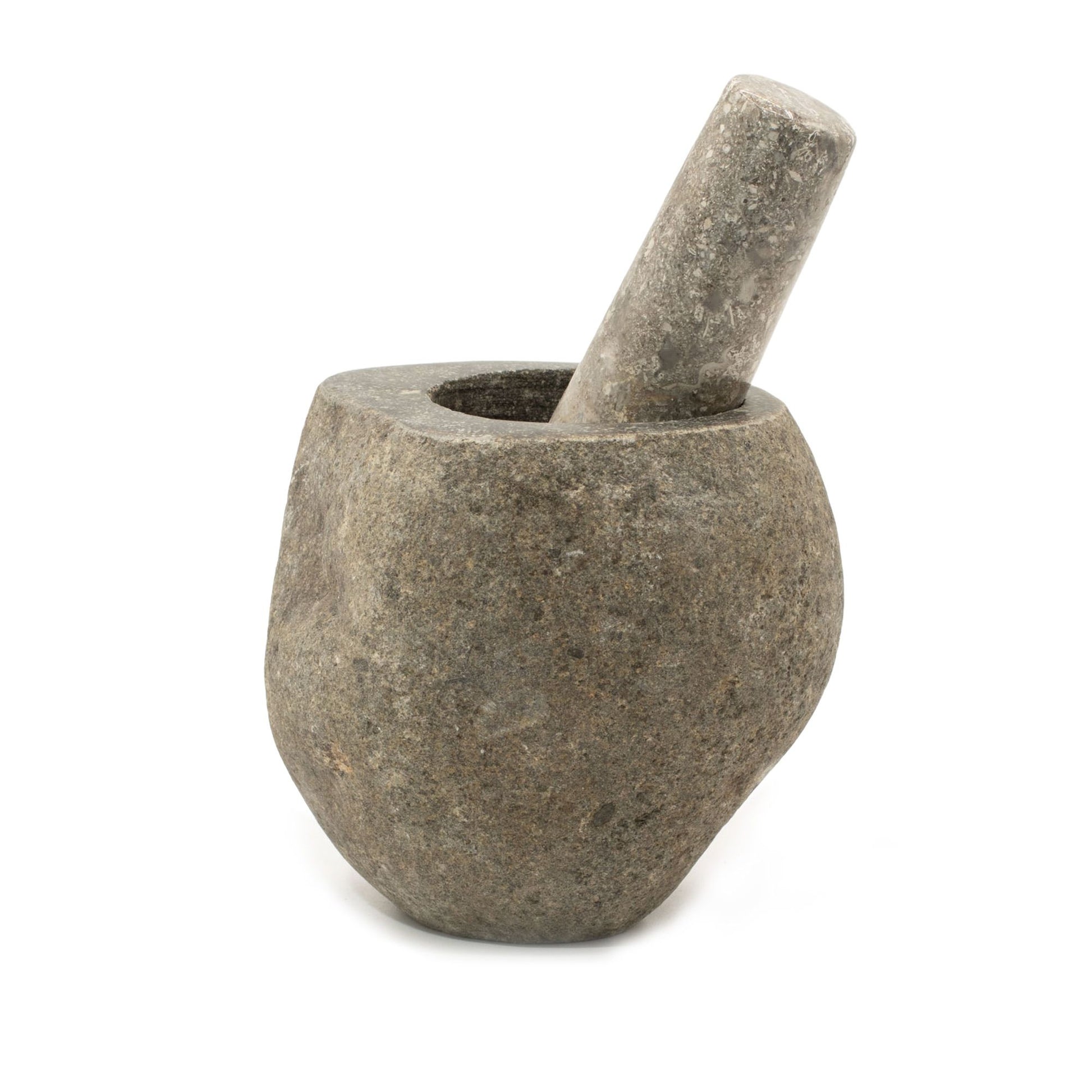 Handgefertigter mittelgroßer Mörser mit Stößel aus grauem Naturstein.