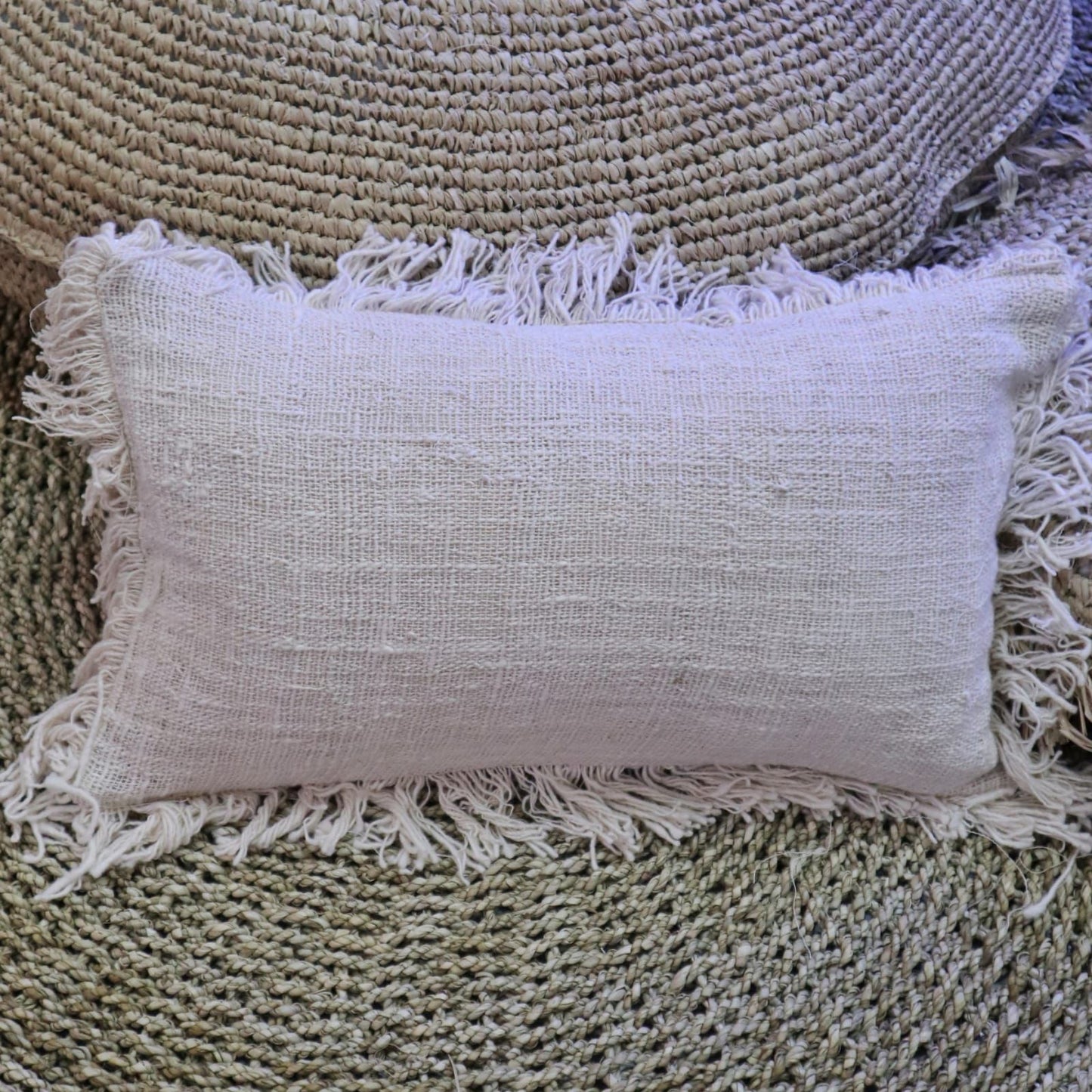 Ökologischer Leinen-Kissenbezug mit Fransen in 30x50cm.