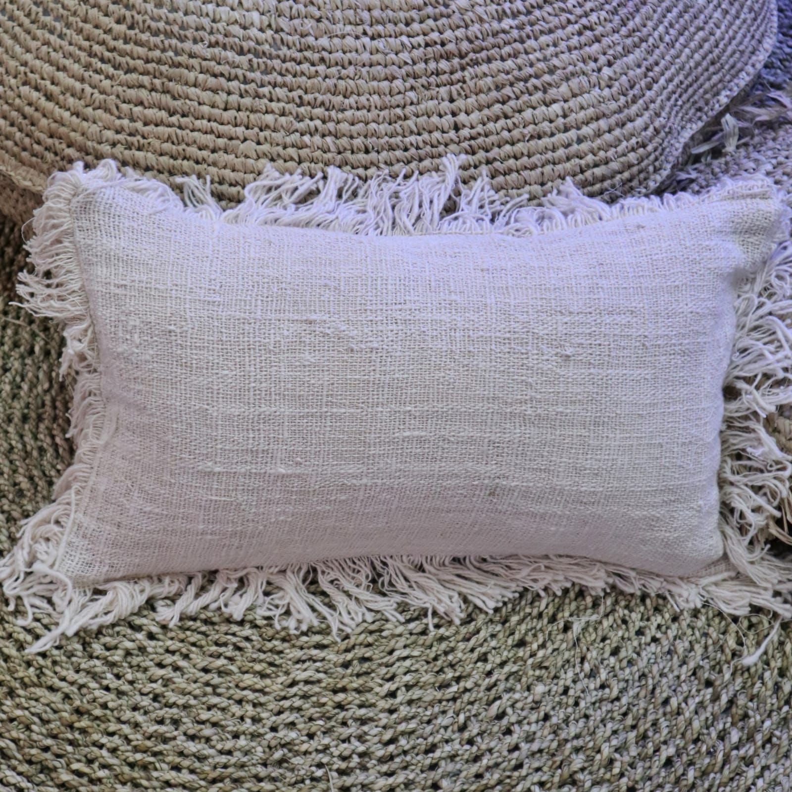 Ökologischer Leinen-Kissenbezug mit Fransen in 30x50cm.