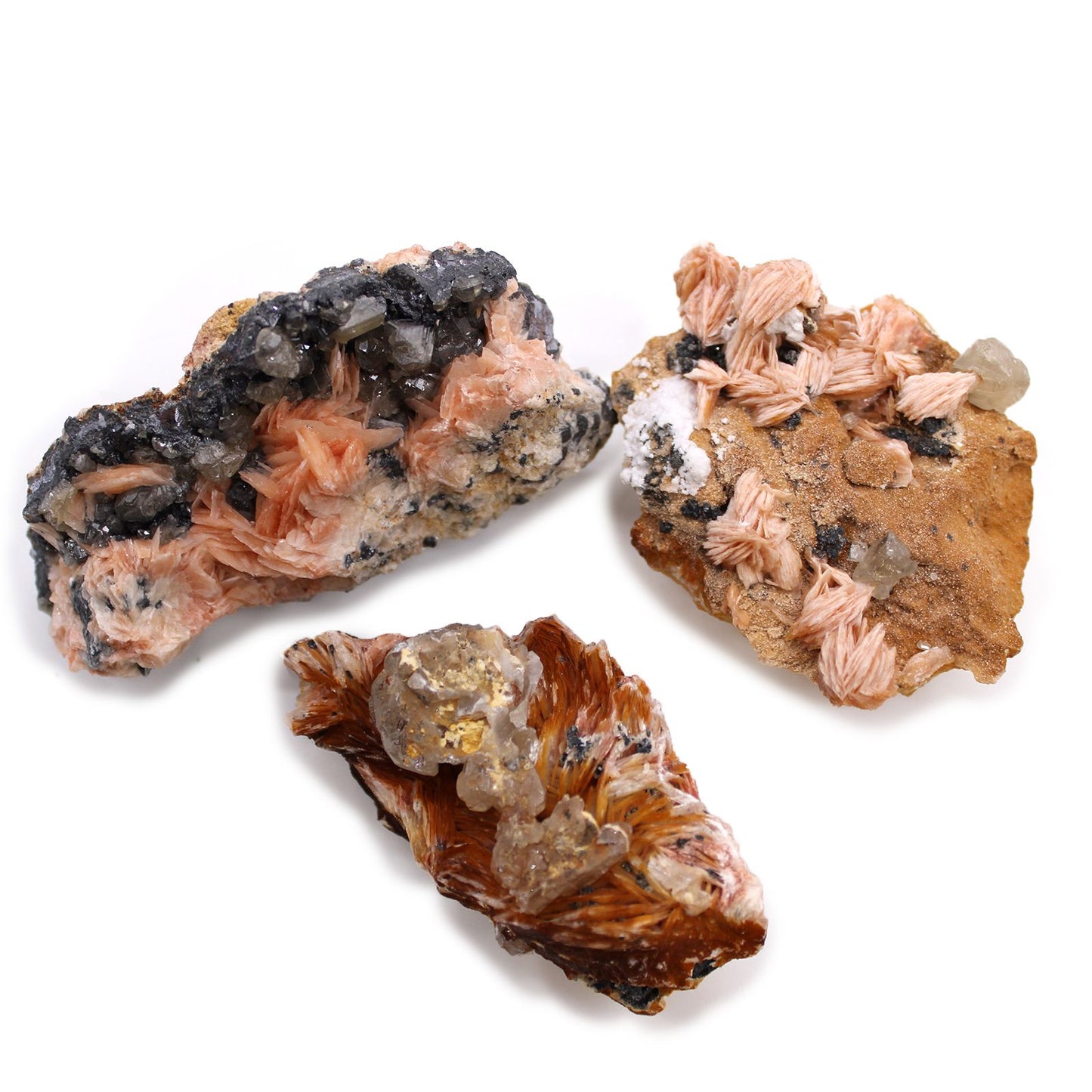 Drei rohe Barit-Sericit-Mineralien mit rosa und grauen Kristallen auf weißem Hintergrund.