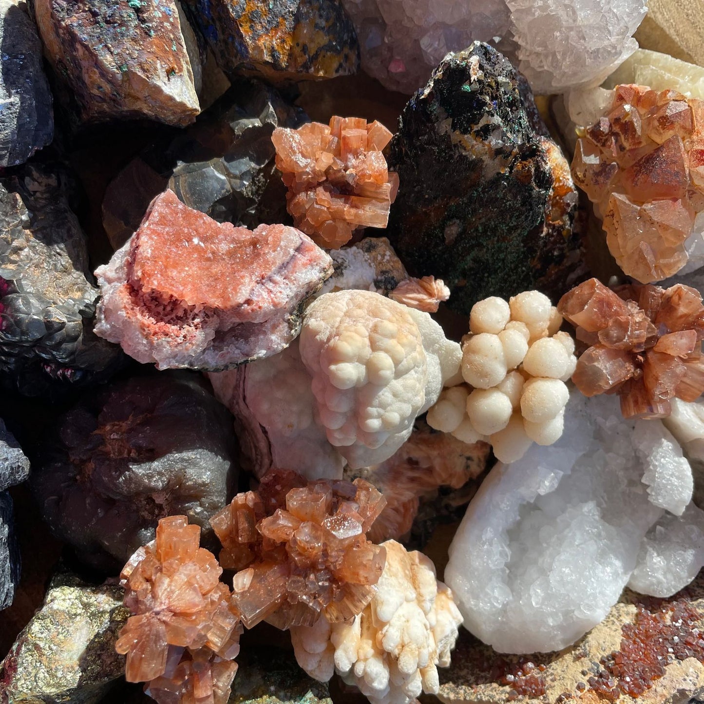 Goldfarbene Chalkopyrit-Rohsteine mit metallischem Glanz.