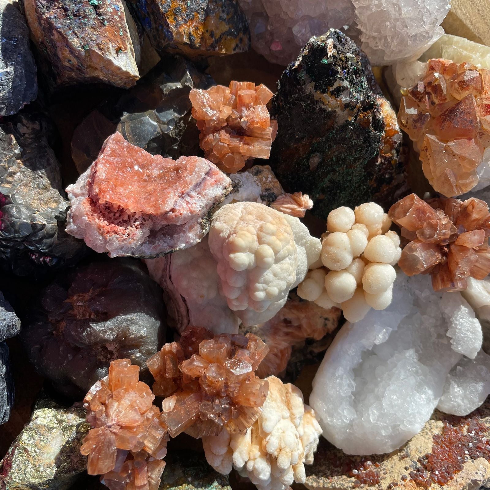 Goldfarbene Chalkopyrit-Rohsteine mit metallischem Glanz.
