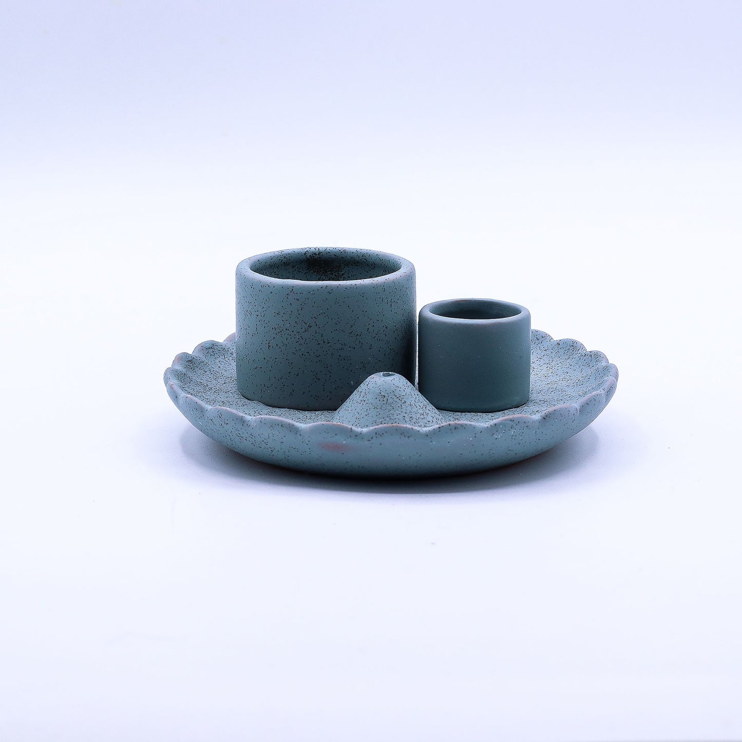 Ein blauer Keramik-Räucherhalter mit Lotus-Design für verschiedene Räucherutensilien.