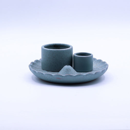 Ein blauer Keramik-Räucherhalter mit Lotus-Design für verschiedene Räucherutensilien.