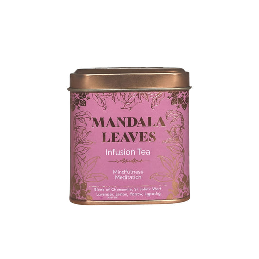 Eine rosafarbene Metalldose mit Mandala Leaves Infusion Tea und goldenen Blattmustern.