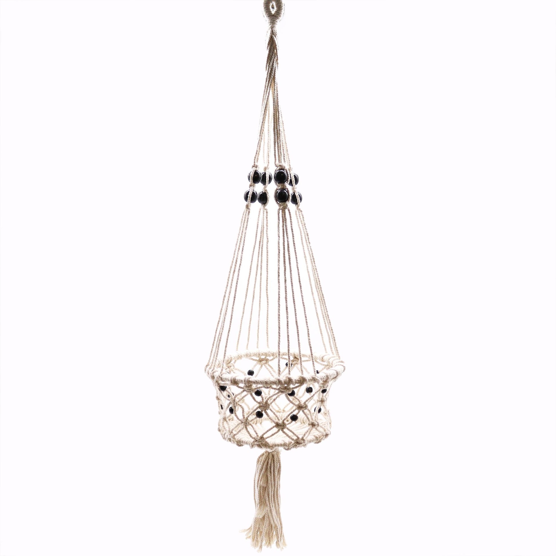 Makramee Blumentopfhalter mit schwarzen Perlen und Quaste.