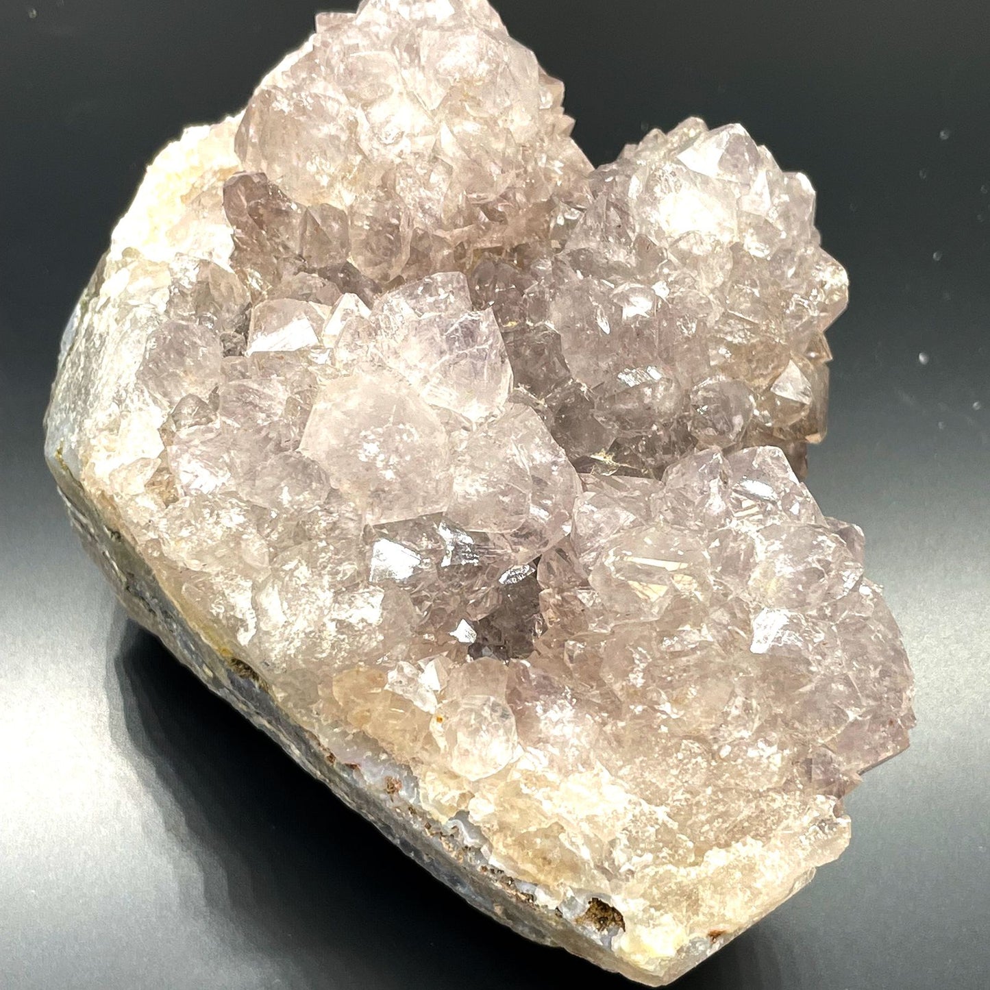 Naturbelassener Hexenfinger-Quarz Rohstein mit klaren, fingerförmigen Kristallstrukturen.