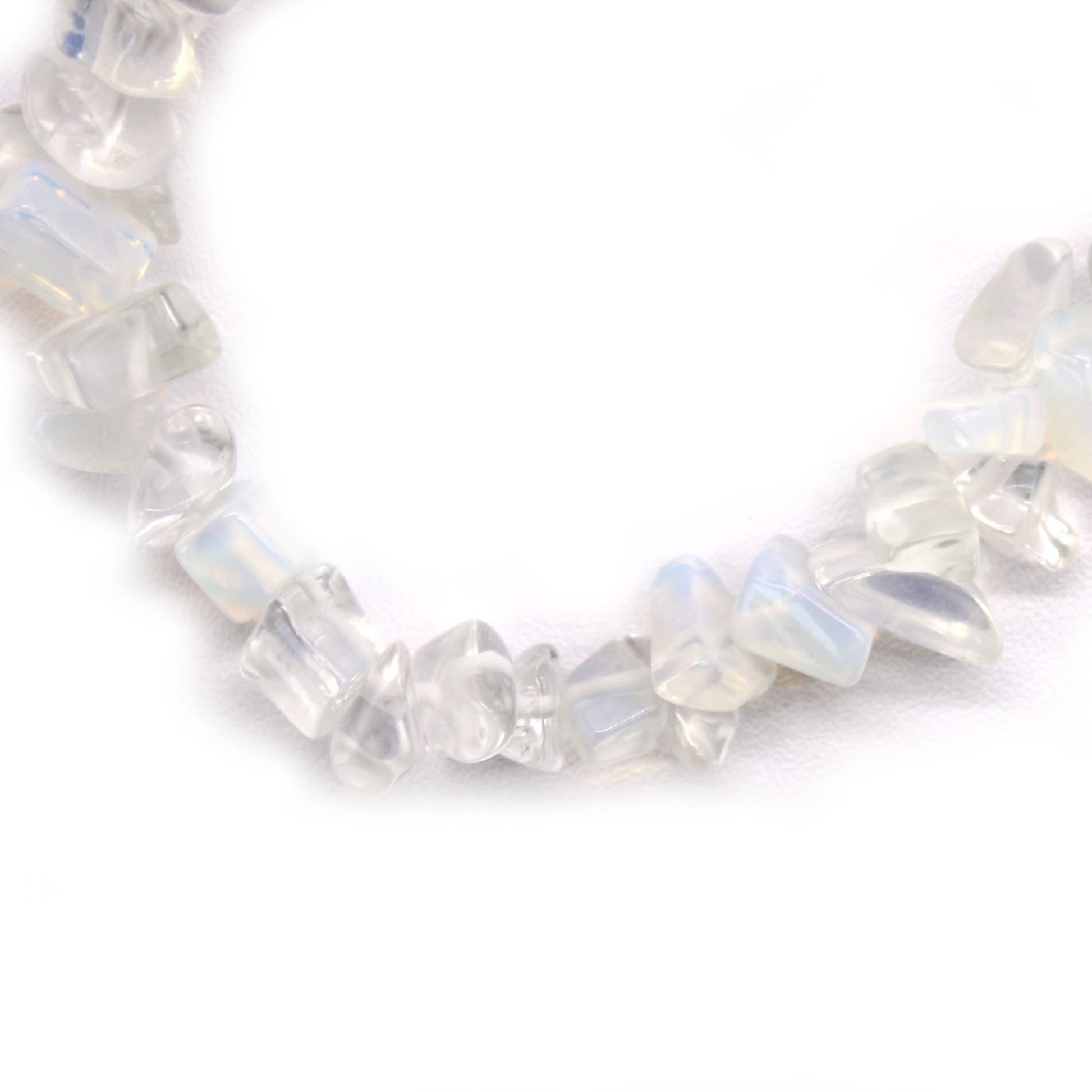 Edelstein-Splitterarmband aus Opalit-Glas mit milchigem Schimmer.