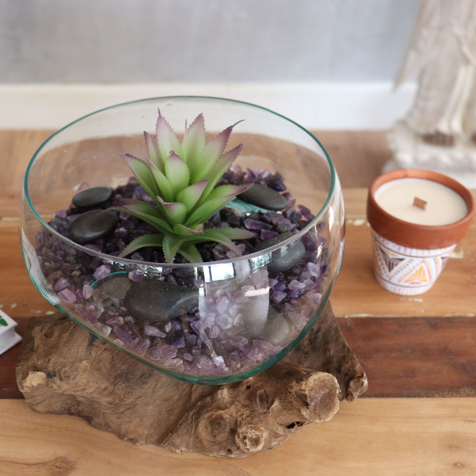Große, offene Schale aus recyceltem Glas auf Wurzelholz mit Sukkulente und Steinen.